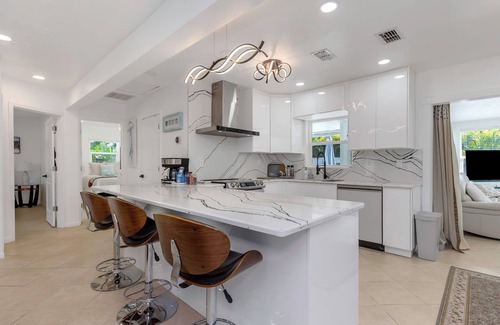 South Pinellas Community Council House | NEW! Tropical Paradise with Pool & Resort Style Backyard! 5 minutes to beach!