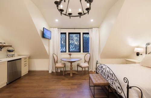 Chico Apartment | New Tudor Cottage one block from Chico State and downtown with private garage