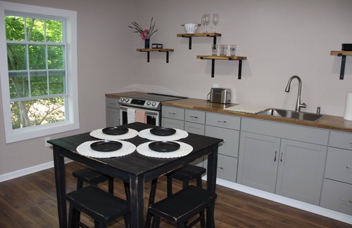 Athens House | NEW Two Bedroom Suite Nestled in Stunning Backyard Garden