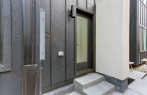 Jefferson Park Apartment | New two room apartment close to stadium and downtown on a park