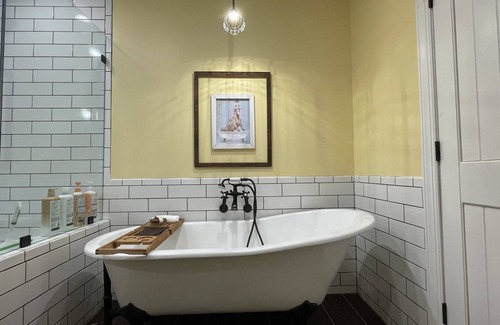 Martinsburg House | ►New! Unique Custom Crafted Train Station Lodge W/private walking trails