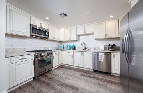 Pasadena Apartment | New Unit w/2BR 2BA w/tub jaccuzi - 1308 sq. ft