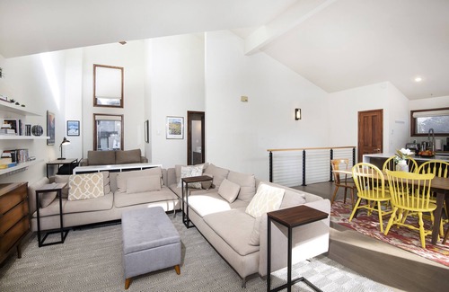Eagle-Vail House | New! Updated Townhome | 20 Min Shuttle Ride to Skiing | Shuttle Stop Nearby