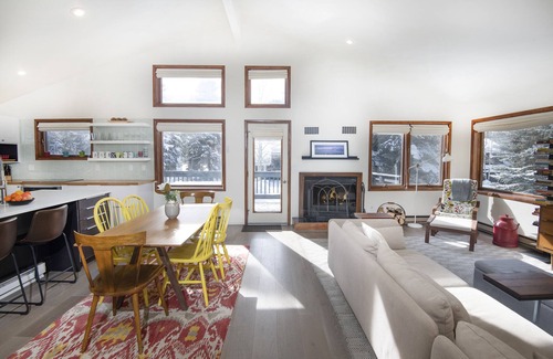 Eagle-Vail House | New! Updated Townhome | 20 Min Shuttle Ride to Skiing | Shuttle Stop Nearby