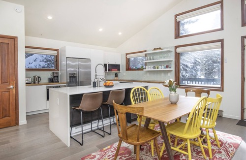 Eagle-Vail House | New! Updated Townhome | 20 Min Shuttle Ride to Skiing | Shuttle Stop Nearby