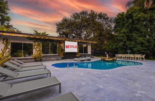 Golden Glades Villa | New Villa Jungle Paradise Heated Pool BBQ Soccer
