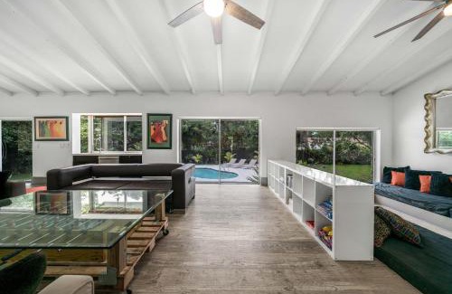 Golden Glades Villa | New Villa Jungle Paradise Heated Pool BBQ Soccer