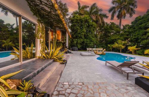 Golden Glades Villa | New Villa Jungle Paradise Heated Pool BBQ Soccer