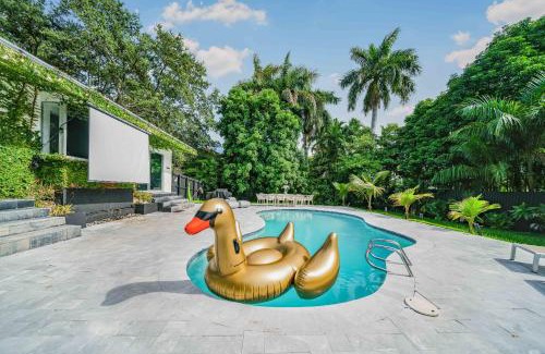 Golden Glades Villa | New Villa Jungle Paradise Heated Pool BBQ Soccer