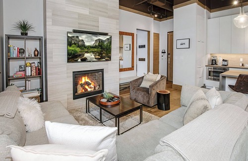 Avon House | New! Walk to Avon | On Eagle River | Air Conditioning | Pool + Hot Tub