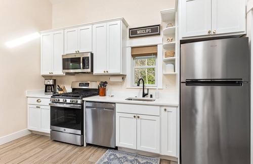 Seabrook House | *NEW* Wayfinder: a pet-free, modern-eclectic home!