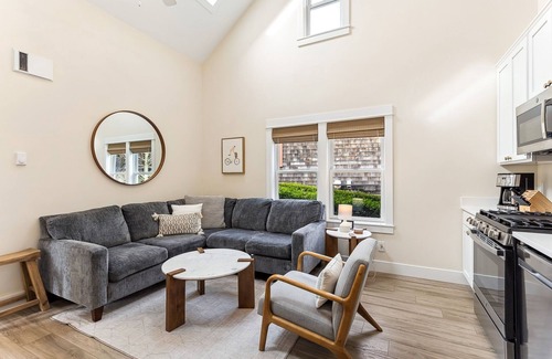 Seabrook House | *NEW* Wayfinder: a pet-free, modern-eclectic home!