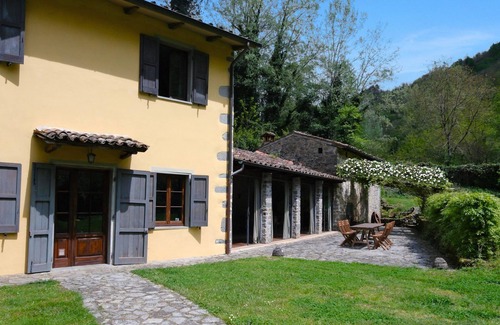 Coreglia Antelminelli Villa | NEW!Whispering water, riverside, private pool, walk to village, pizza oven, WIFI