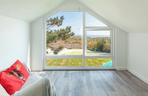 Winterton-on-Sea House | *NEW* White Horses, front-line Sea Views. Pet-Friendly. Walk to the Beach & Pub!