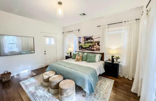 Austin Ave. House | New White On Columbus Family Gathering Place