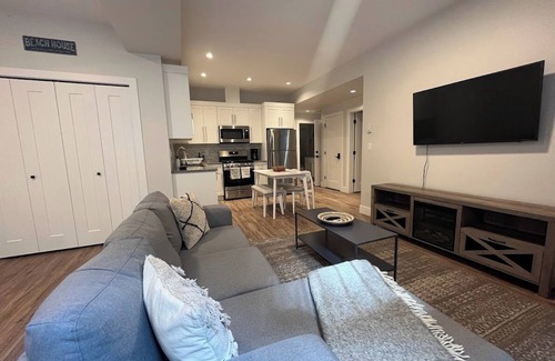 Surrey Apartment | New White Rock Suite Close to Pier and Border