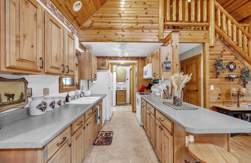Town of Westfield Cabin | NEW! Woodlands Cabin Retreat in Oxford