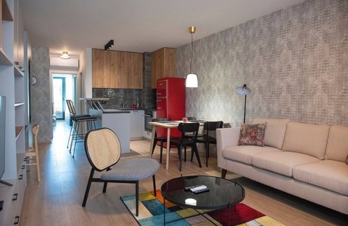 Sofia Apartment | New York: A spacious modern apartment with parking