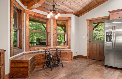 Skyland Cabin | Newly Built 2019 ~ LUXURY cabin ~ 23 Acre Estate ~ Hot Tub ~ 8 miles to Downtown