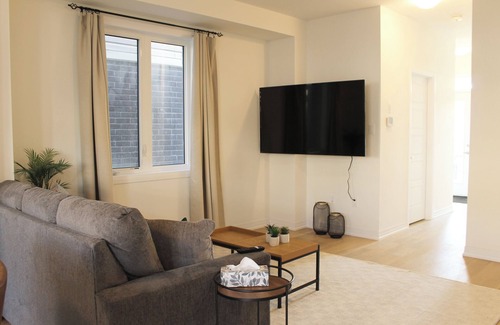 Thorold House | Newly Built 3-bedroom house with WiFi, Parking and AC 15 mins to the Falls