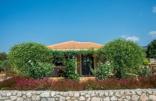 Vlachata House | Newly Built and Independent Villas, with Great Sea and Mountain Views