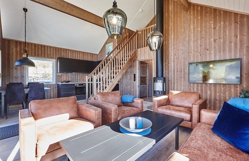 Sortland Cabin | Newly built cottage in a fantastic location right by the sea!