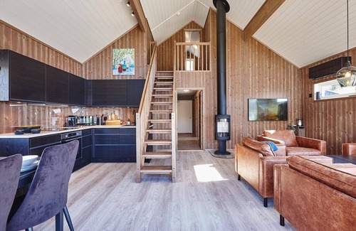 Sortland Cabin | Newly built cottage in a fantastic location right by the sea!