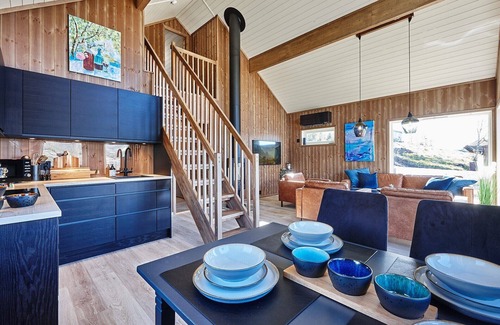 Sortland Cabin | Newly built cottage in a fantastic location right by the sea!