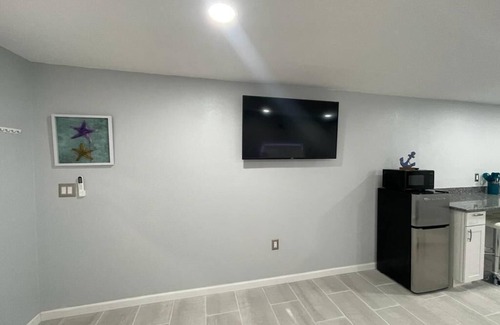 Nokomis Apartment | NEWLY BUILT COZY STUDIO B 7 MINUTES FROM NOKOMIS BEACH!