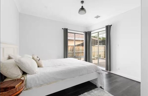 Brooklyn Bed & Breakfast | Newly Built- Private Room Close to City/Highpoint/Melbourne Airport (1)