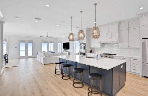 East End House | Newly constructed beachfront home with panoramic bay & Gulf views