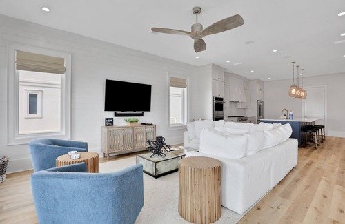 East End House | Newly constructed beachfront home with panoramic bay & Gulf views