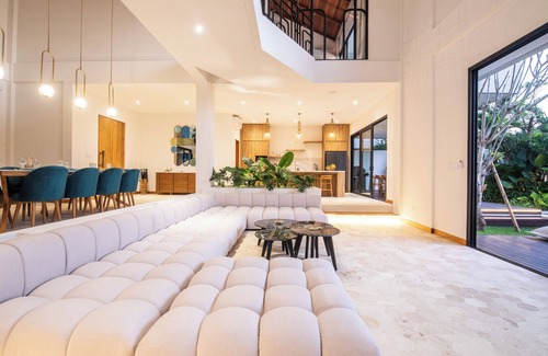 Umalas Villa | Newly Elegant 5-Bedrooms Luxury Art Deco Villa Near Canggu