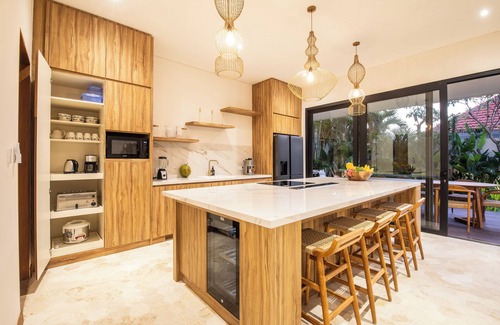 Umalas Villa | Newly Elegant 5-Bedrooms Luxury Art Deco Villa Near Canggu
