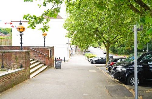 London Borough of Bromley Apartment | NEWLY REFURBISHED Studio, 20mins to London Bridge