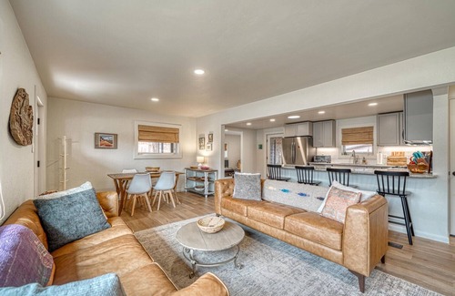 Salida House | Newly Remodeled 2bd 2ba The Salida Boulevard Vacation Home #0750