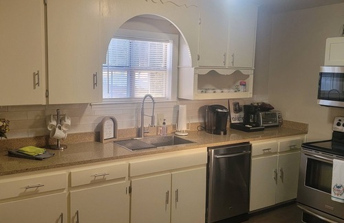 Midland City House | Newly remodeled. 5 mi to Dothan shopping. 3 mi to Dothan Airport.
