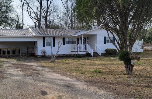 Midland City House | Newly remodeled. 5 mi to Dothan shopping. 3 mi to Dothan Airport.