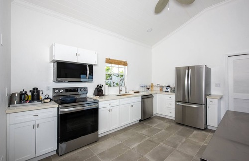 Double Bay House | Newly Remodeled Beachfront House on Pink-Sand Double Bay Beach