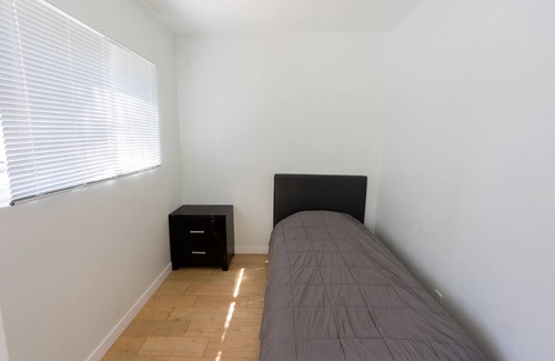 Melrose Condo | Newly Remodeled Condo near Fairfax - Upper Floor