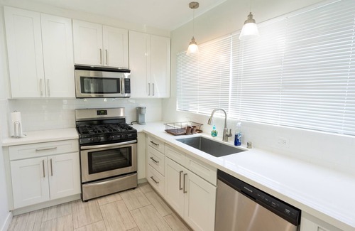 Melrose Condo | Newly Remodeled Condo near Fairfax - Upper Floor