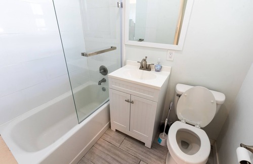 Melrose Condo | Newly Remodeled Condo near Fairfax - Upper Floor