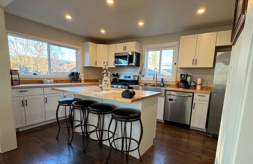 North Star House | Newly Remodeled Charming Cozy 3-bedroom house in Anchorage with WiFi