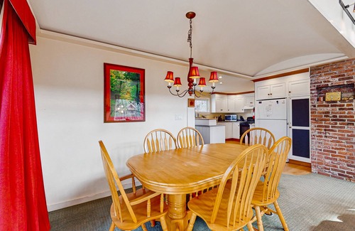 Franconia House | Newly remodeled charming dog-friendly home near Cannon Mountain Ski Area