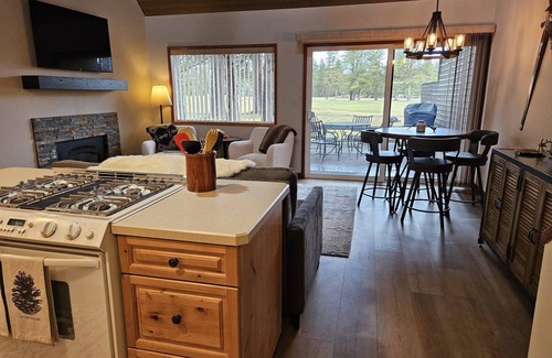Overlook Park Condo | Newly Remodeled Condo on Golf Course, A/C, Pet Friendly, SHARC passes, Bikes.