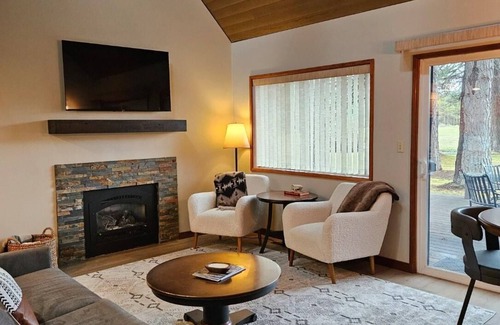 Overlook Park Condo | Newly Remodeled Condo on Golf Course, A/C, Pet Friendly, SHARC passes, Bikes.
