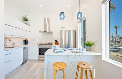 Mission Beach Apartment | Newly remodeled dog-friendly condo - steps to sand, dining & shops