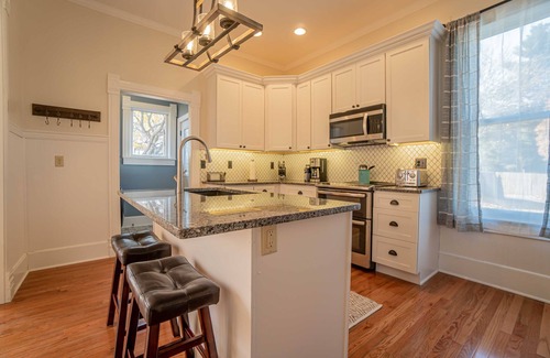 Washington House | Newly remodeled historic house just steps from the WASHINGTON SQUARE! Sleeps 10!