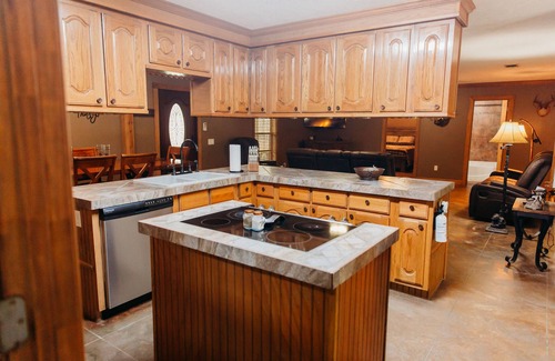 Tie Plant House | Newly remodeled home 4 Bedroom 3 Bath in private setting minutes from lake