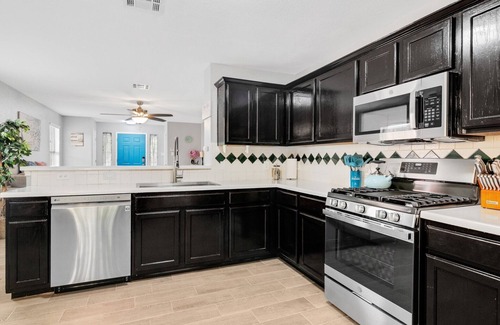 Austin House | Newly Remodeled Modern Pet-Friendly W/Google Fiber + Bars+Food+Nature Nearby